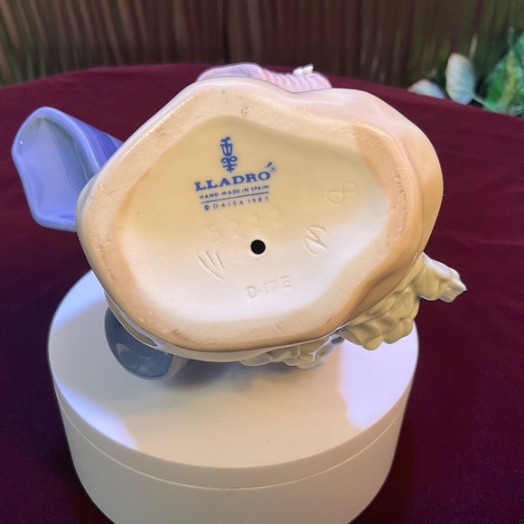 LLADRO Pretty Pickings Girl with Hat and Flower Basket #5222 - Picture 8 of 8